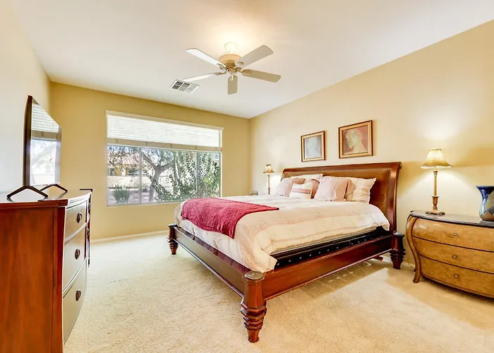 Pool Access: Oakwood In Holiday home