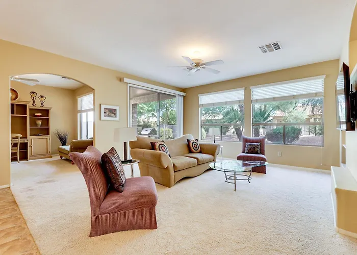 Pool Access: Oakwood In Holiday home *